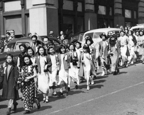 Girls see Madame Chiang Kai-Shek