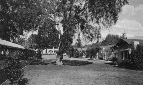 Bungalow Court, Huntington Hotel