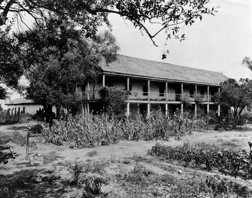 Los Cerritos Adobe, exterior