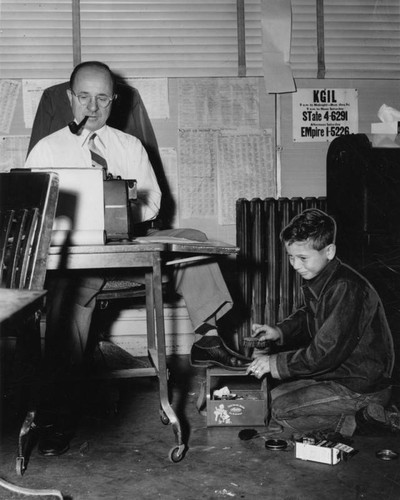 Musical shoe shine boy, Wayne Daringer