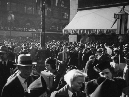 Crowds on Broadway and 7th at Christmas