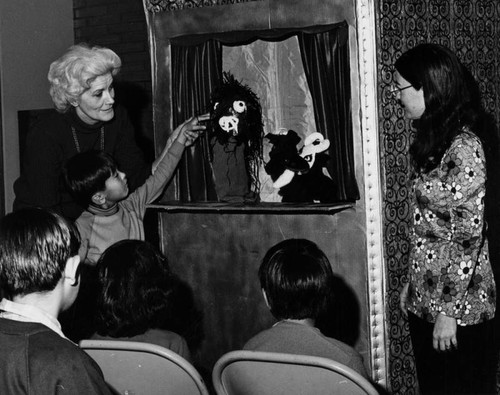 West Los Angeles Regional Branch Library puppet show — Calisphere