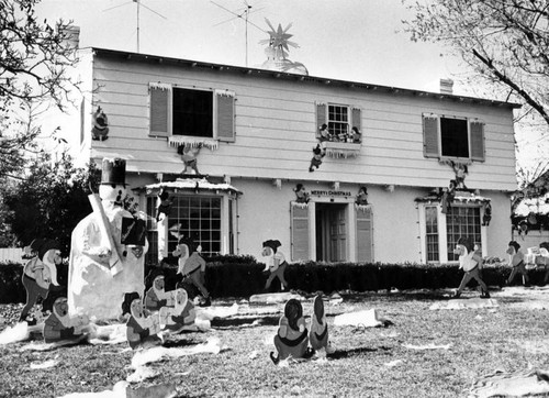 Cheerful pageant at home of Mr. and Mrs. Hal Makelim