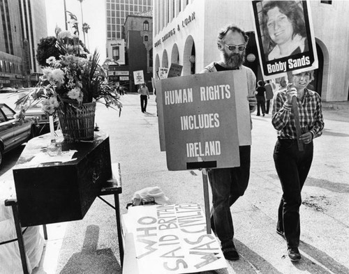 Irish demonstrators against British government