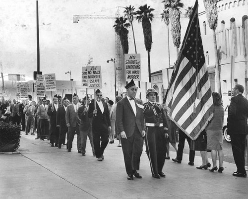 Pickets march on Wilshire Boulevard