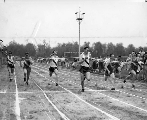 Van Nuys' Don George wins 100-yard dash