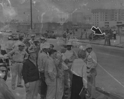 Workers honor lone picket, Park La Brea