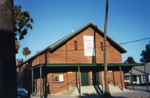 Pasadena Foursquare Church, entrance