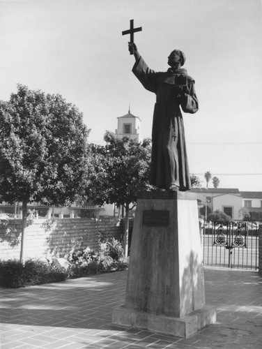 Juni´pero Serra statue, view 1