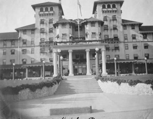 Raymond Hotel in Pasadena, exterior view