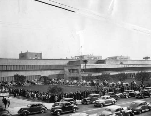 Crowds line up for premiere view