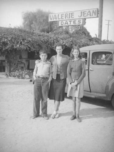 Unidentified family, Valerie Jean Dates