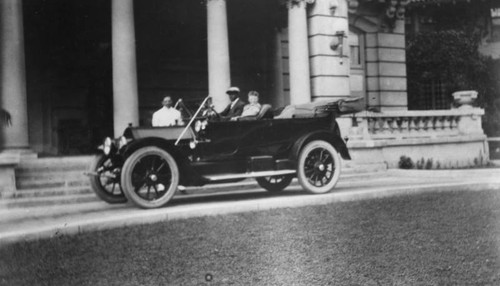 Car and 3 people at Darby Hotel