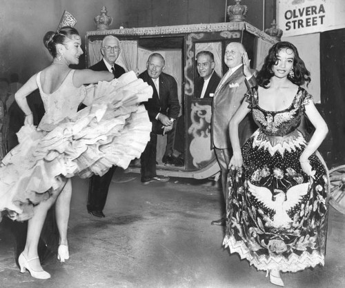 Dancing girls on Olvera Street