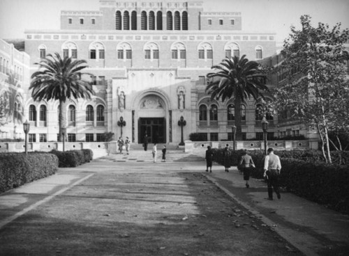 Students walking towards Doheny Library at U.S.C