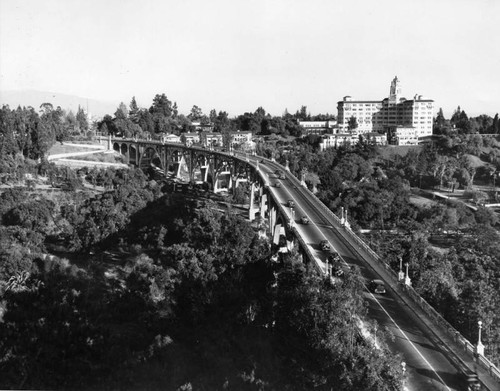 Colorado Street Bridge and Vista Del Arroyo Hotel