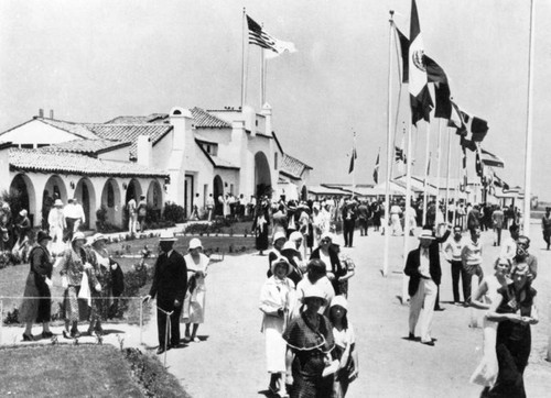 Friends and relations mingle at 1932 Olympic Village