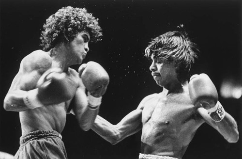 Salvador Sanchez defeats Nicky Perez