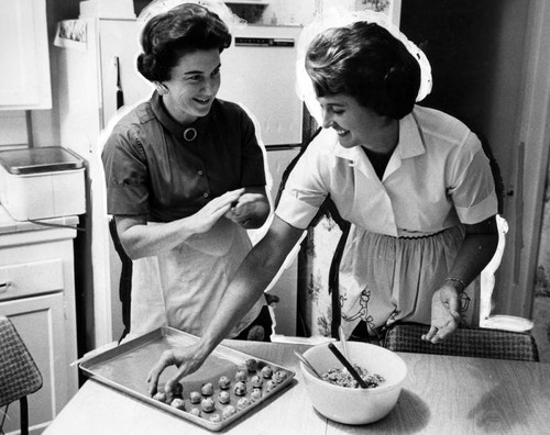 Sun Valley clubwomen prepare "snowball surprises" for cookie swap