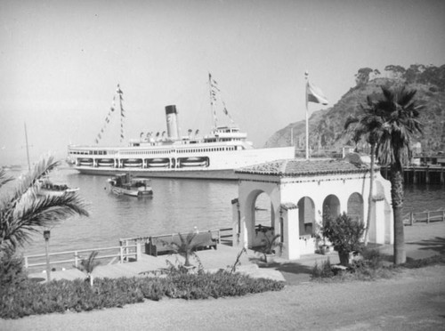 Rest stop and S.S. Catalina docked at the pleasure pier