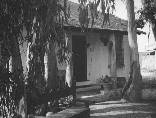 House, bench and trees at Pueblo La Brea