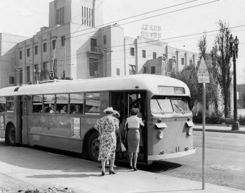 Trackless Trolley vehicle