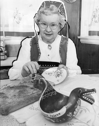 Mrs. Thora Wedler slices her apple cake