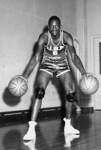 Bill Russell, center