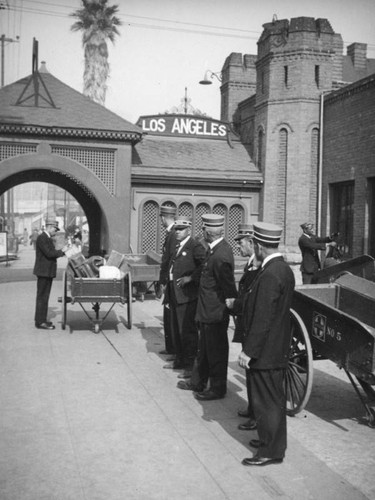 Baggage handlers at La Grande Station