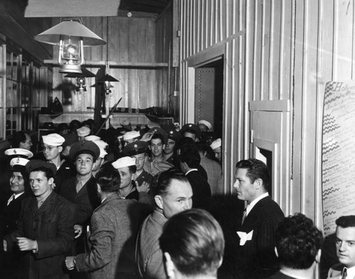 Crowd entering the Canteen