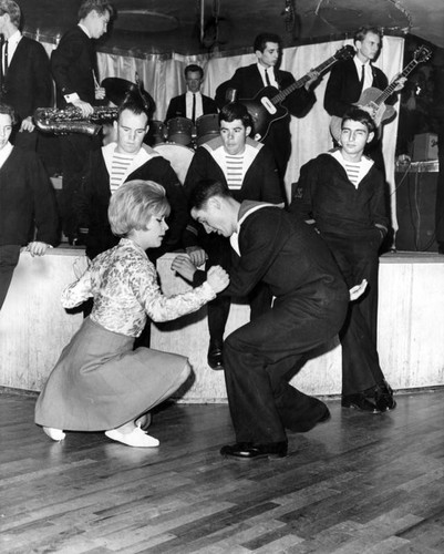 Barbara Bloma shows Frenchmen the Watusi