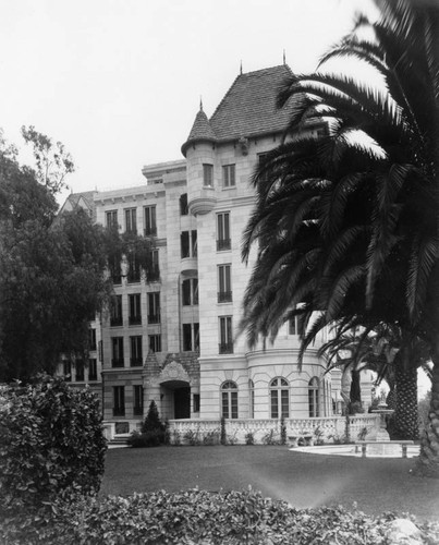 Chateau Elyse´e apartments, view 3