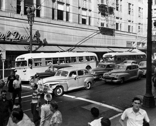 Trackless trolleys on 6th Street