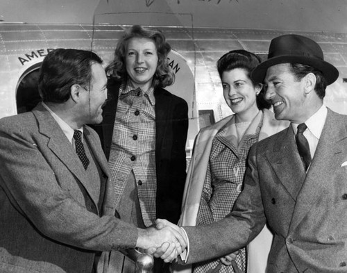 Hemingway and bride welcomed at airport