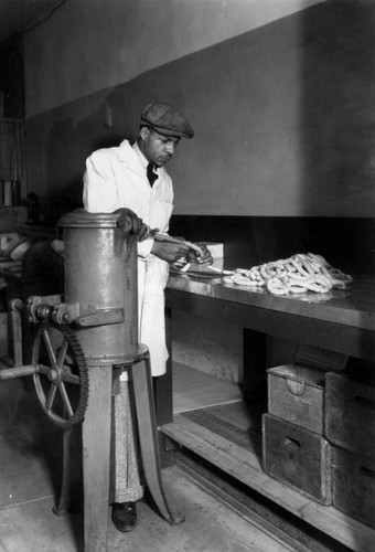 Filling sausage casings