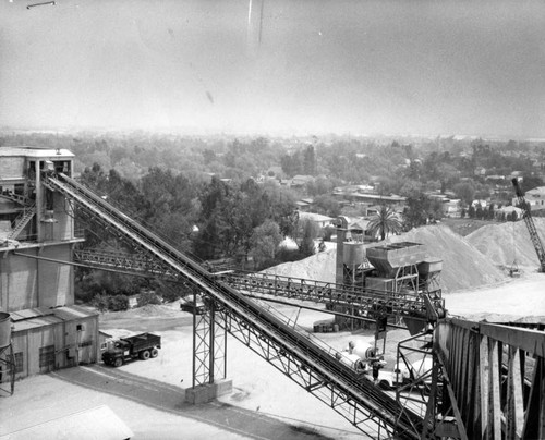 Conveyor belts form crisscross