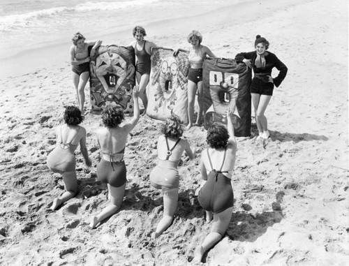 Women and masques at Venice Beach