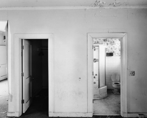 Ambassador Hotel, Rincon Bungalow bedroom and bathroom