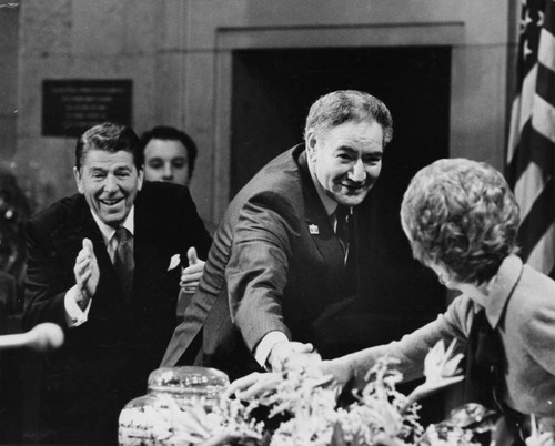 Ferraro shakes Nancy Reagan's hand