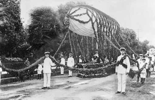 Altadena's entry in Rose parade