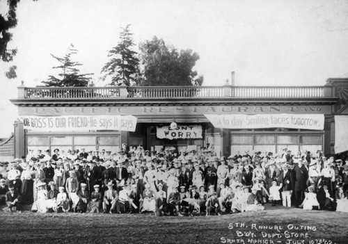 Group photo outside of Pacific Restaurant