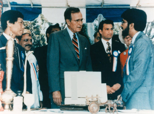 Asian Pacific American Coalition presents Bush with a laptop