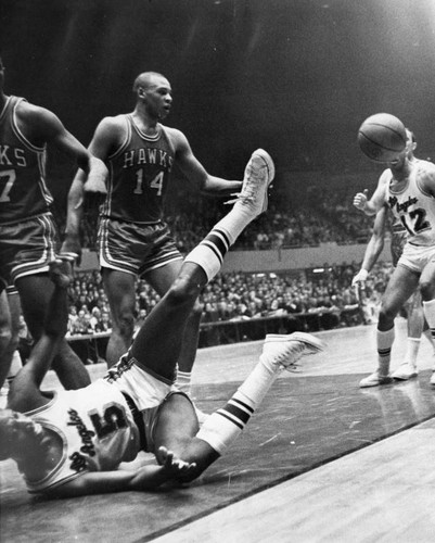 Lakers' Dick Barnett launches pass from prone position