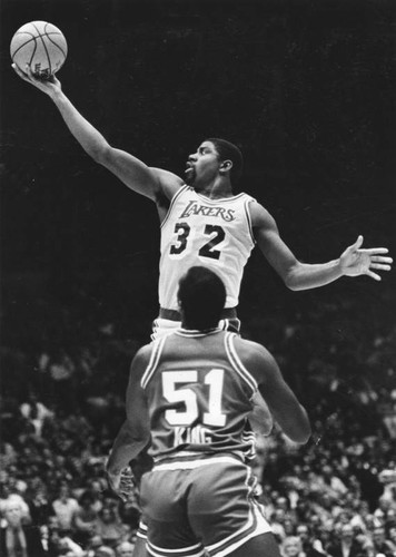 Magic Johnson soars over Reggie King