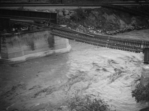 L.A. River flooding, Dayton Avenue railroad bridge collapse