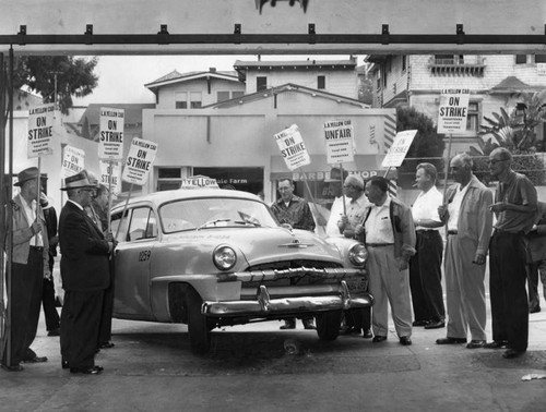 Men on strike at Yellow Cab company