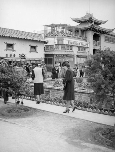 Wishing pool and Gin Ling Way, New Chinatown