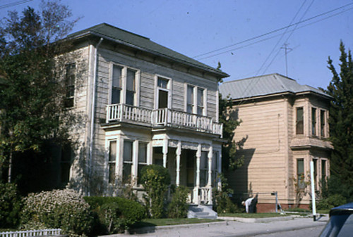 Bunker Hill Avenue residences