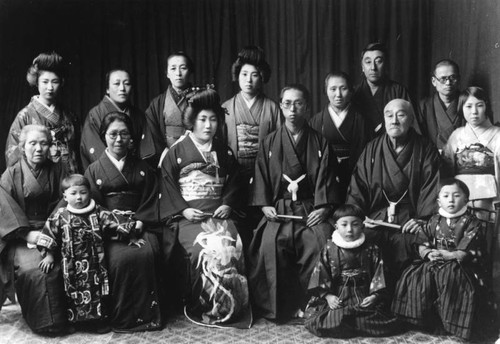 Group wedding portrait of Kuniyo and Mine Hasegawa