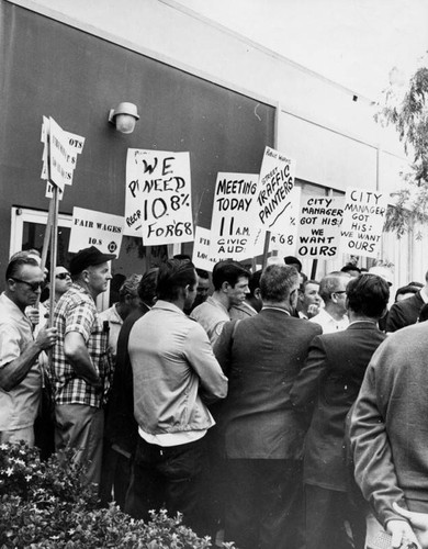 Santa Monica city picketers